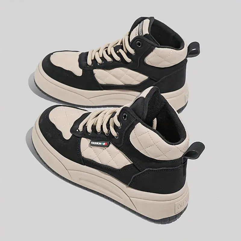 Zapatos blancos de caña alta para mujer.