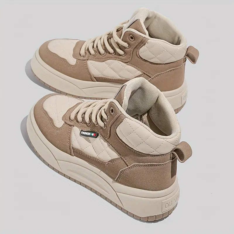 Zapatos blancos de caña alta para mujer.