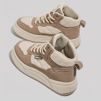 Zapatos blancos de caña alta para mujer.