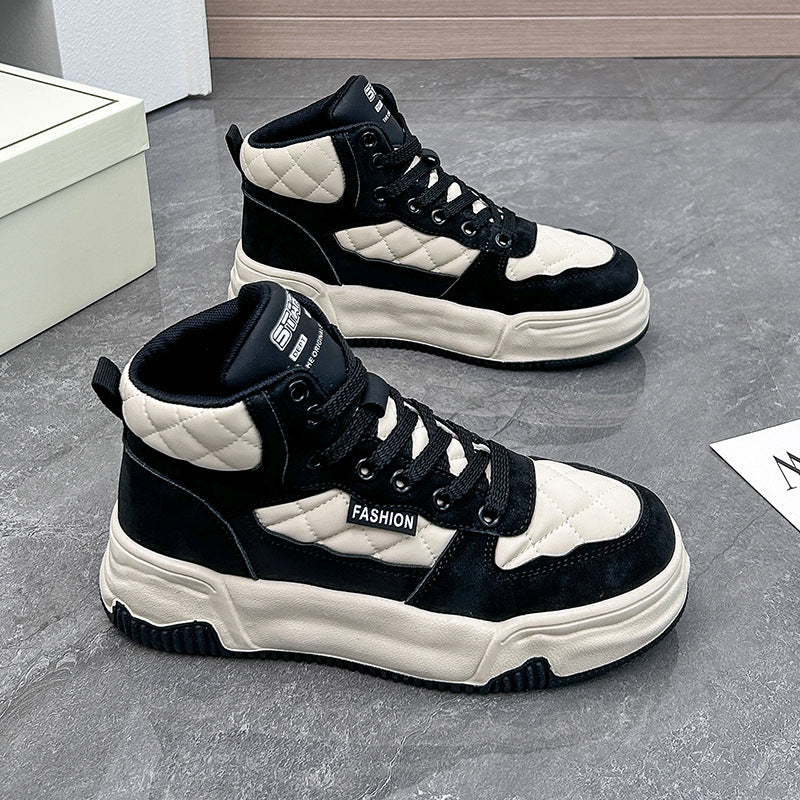 Zapatos blancos de caña alta para mujer.